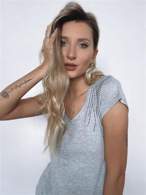 Remera Lluvia de Brillos Escote V